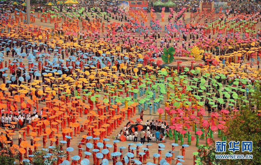 雲南西雙版納萬人跳傘舞 刷新世界紀錄
