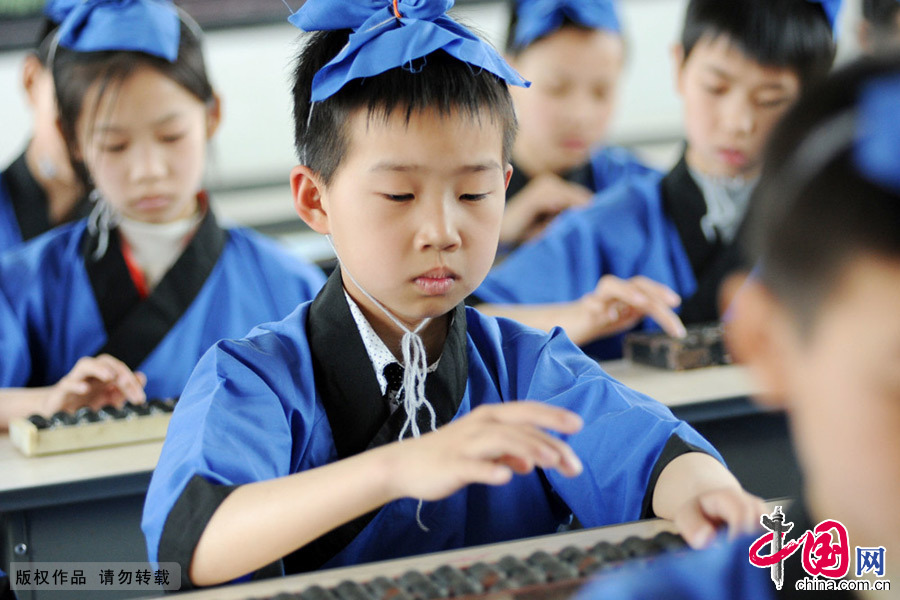 4月13日，江西省婺源县紫阳第二小学五年级（三班）的学生身着古装，利用周末时间学习非遗文化——珠算。
