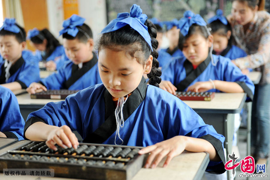 4月13日，江西省婺源县紫阳第二小学五年级（三班）的学生身着古装，利用周末时间学习非遗文化——珠算。