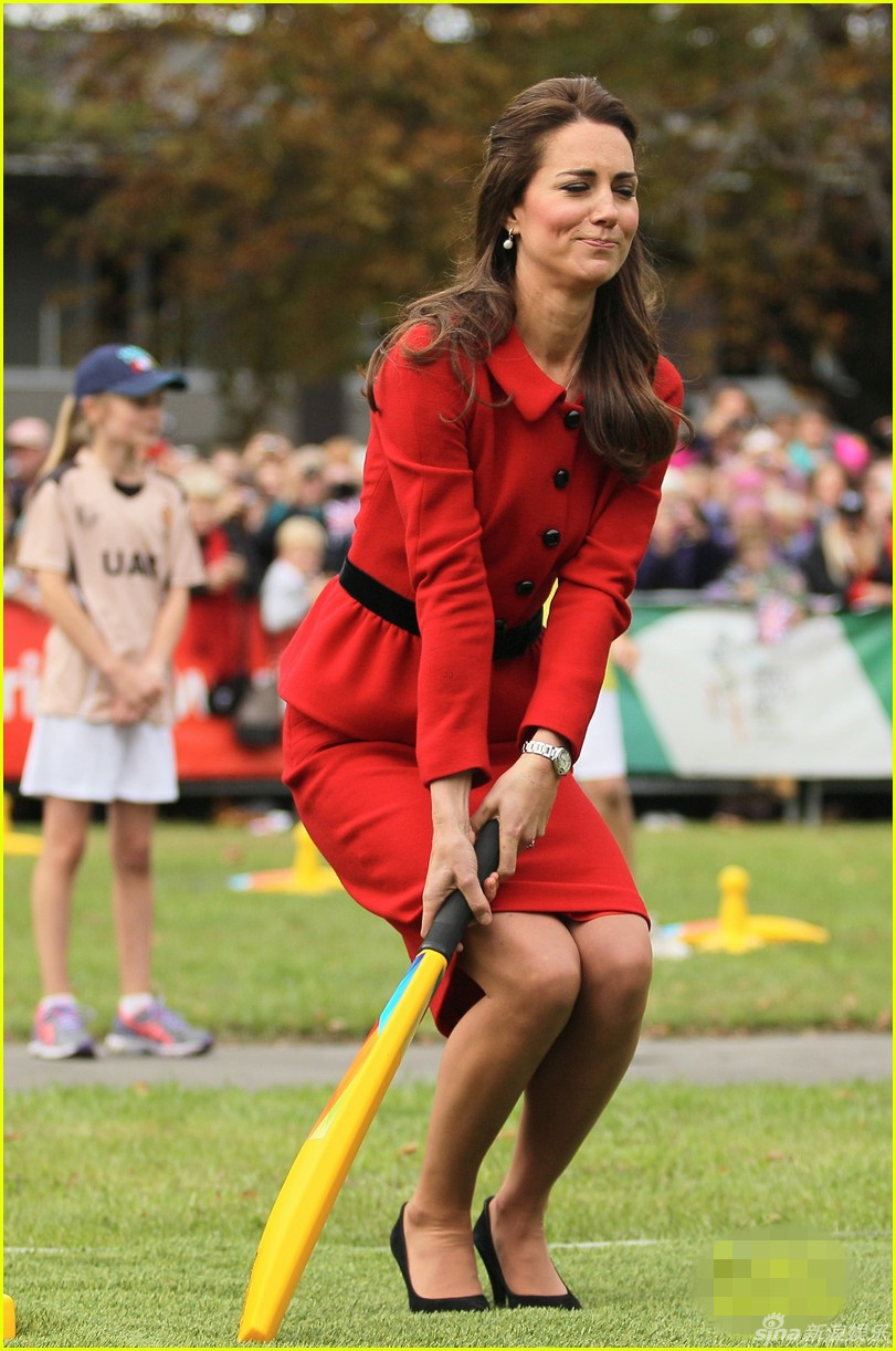 4月14日，新西兰，威廉王子与凯特王妃现身板球世界杯。当日王妃一身红色裙装上场亲身体验，不顾优雅形象投身其中，运动精神让人称道。