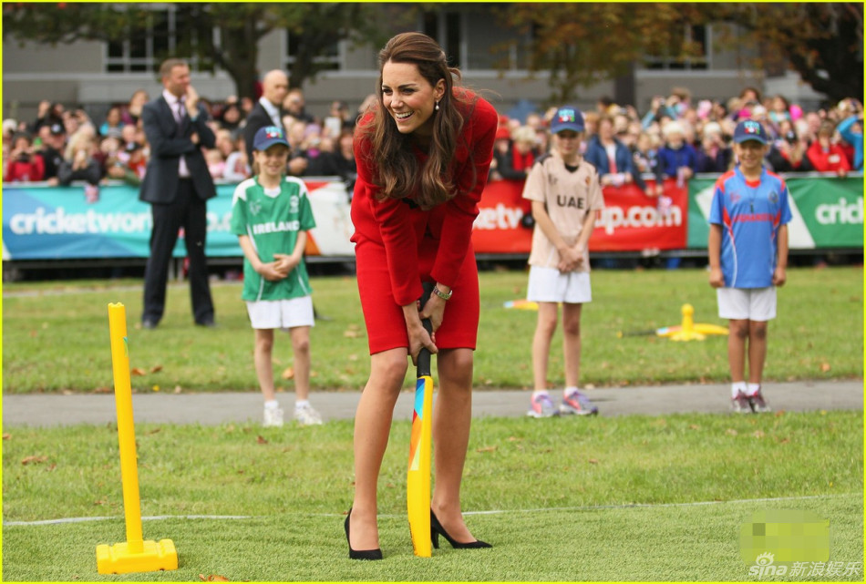 4月14日，新西兰，威廉王子与凯特王妃现身板球世界杯。当日王妃一身红色裙装上场亲身体验，不顾优雅形象投身其中，运动精神让人称道。