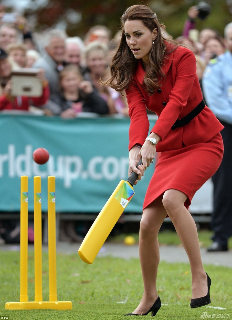 4月14日，紐西蘭，威廉王子與凱特王妃現身板球世界盃。當日王妃一身紅色裙裝上場親身體驗，不顧優雅形象投身其中，運動精神讓人稱道。