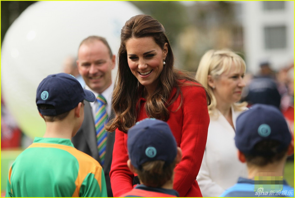 4月14日，紐西蘭，威廉王子與凱特王妃現身板球世界盃。當日王妃一身紅色裙裝上場親身體驗，不顧優雅形象投身其中，運動精神讓人稱道。