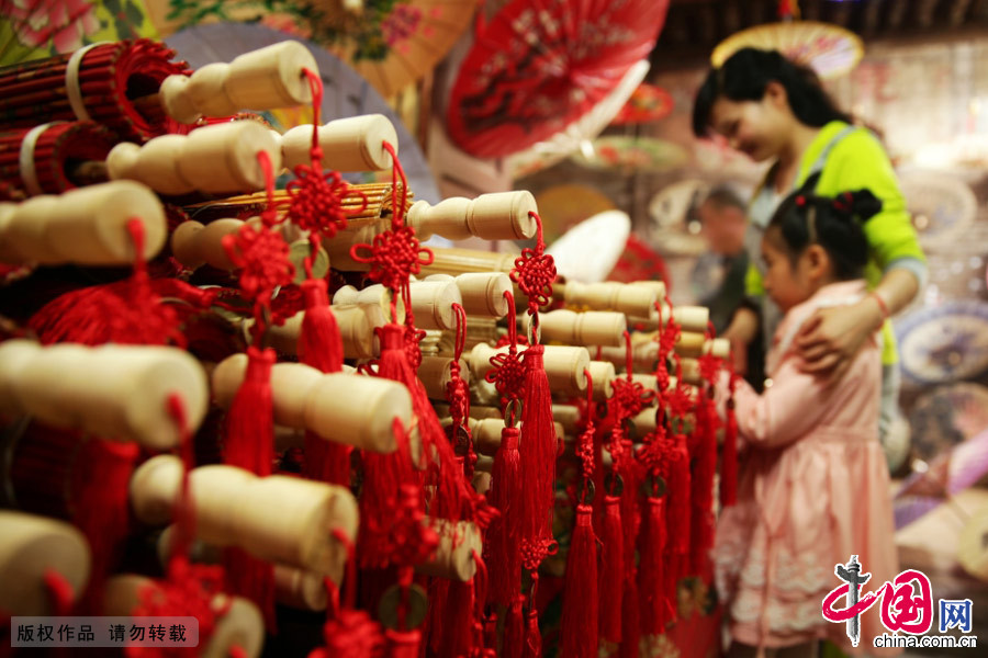 四川泸州市江阳区分水岭镇的游客在购买油纸伞。中国网图片库 刘学懿/摄