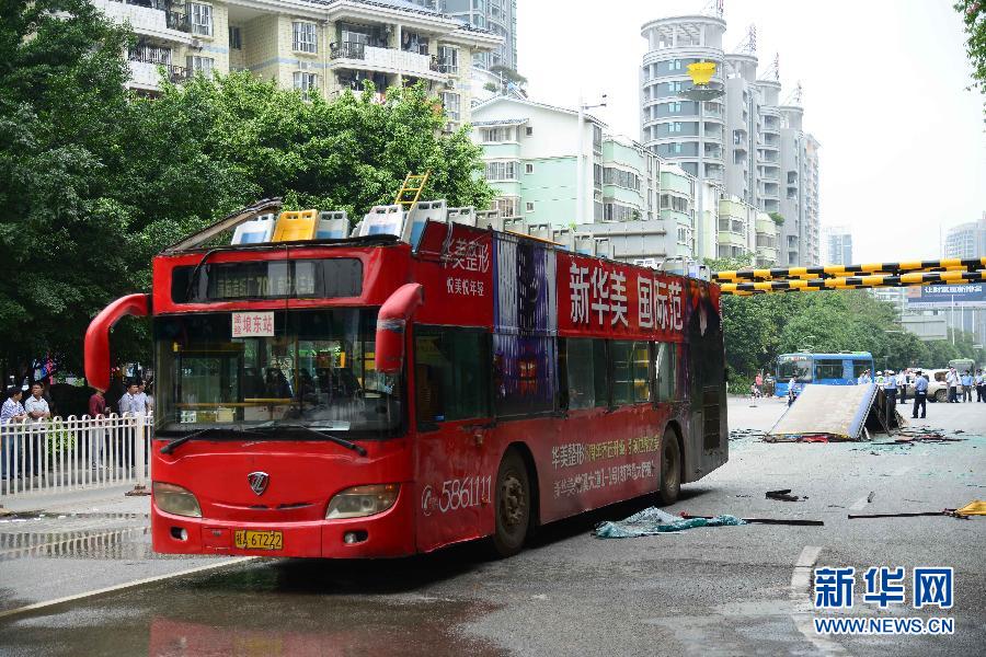 南寧一雙層公交車被限高架“削頂”28人受傷