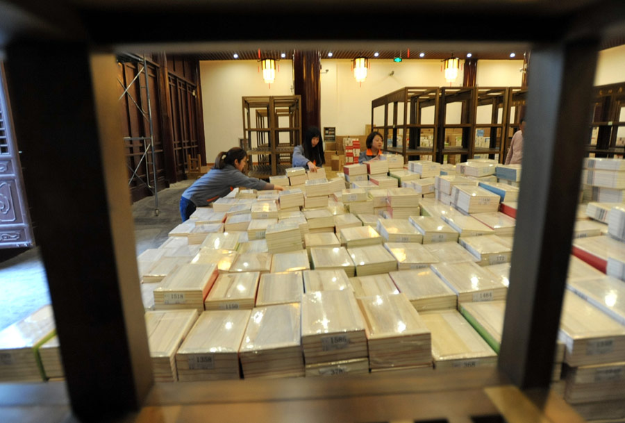 4月15日，工作人員在揚州天寧寺萬佛樓內擺放《四庫全書》。 新華社發（王卓 攝）