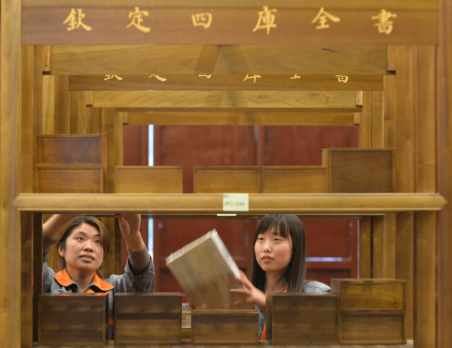 4月15日，工作人員在揚州天寧寺萬佛樓內擺放《四庫全書》。 新華社發（王卓 攝）