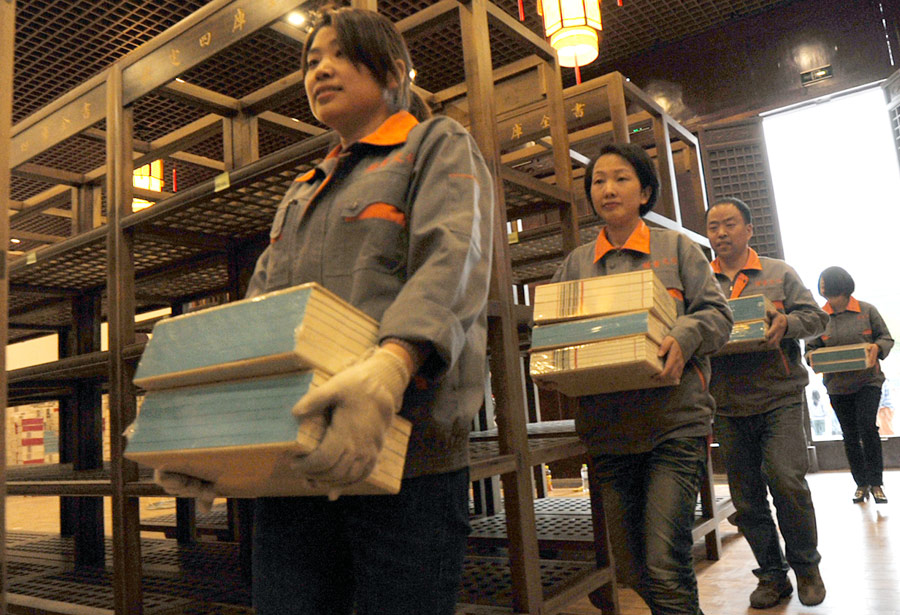 4月15日，工作人員在揚州天寧寺萬佛樓內搬運《四庫全書》。新華社發（莊文斌 攝）