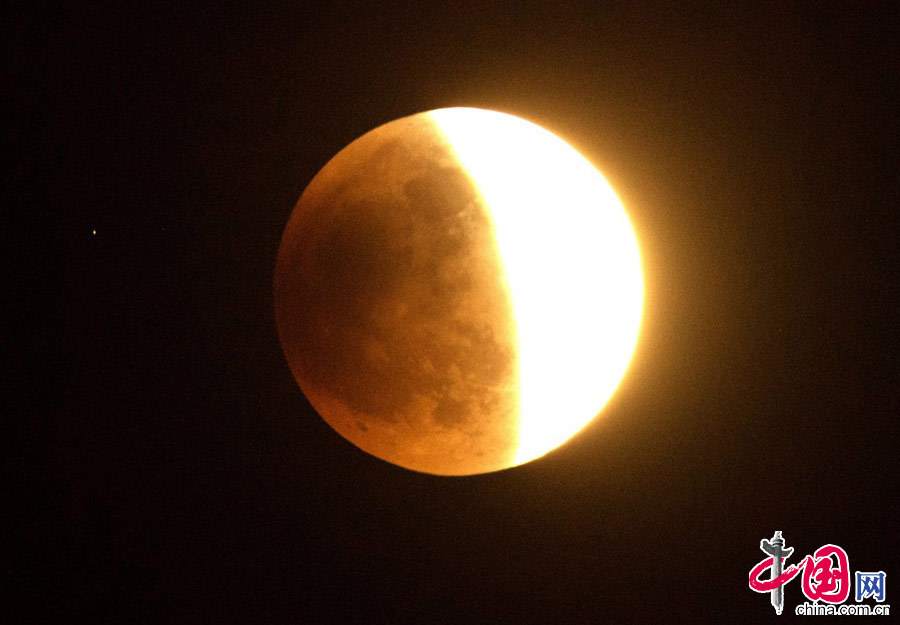 当地时间2014年4月15日，美国AUSTIN出现罕见“血月”景观。
