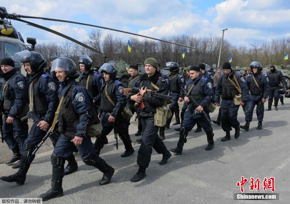乌克兰军队在乌东部地区继续展开行动[组图]