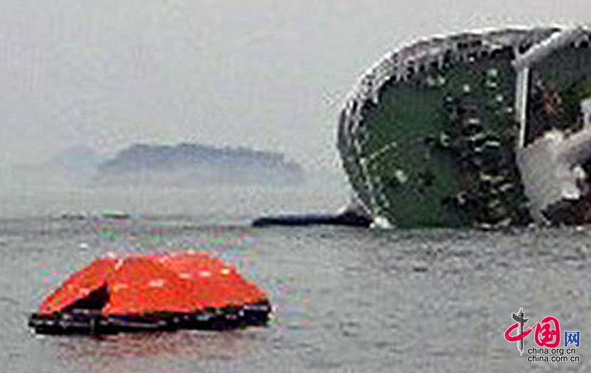 韩国一载450名游客客轮正在沉没 190人已获救[组图]