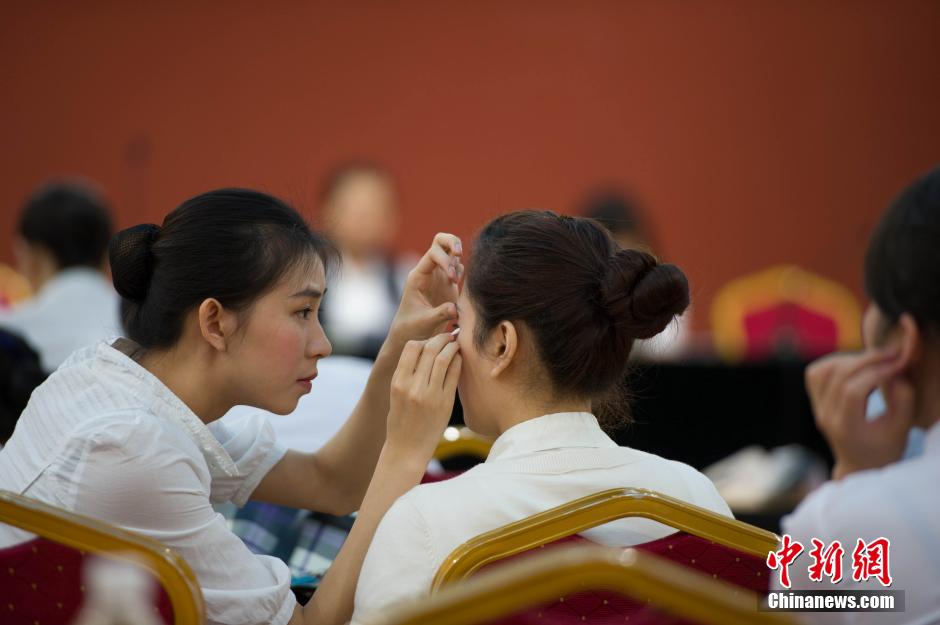 深航招聘空乘 在校生與求職者“同臺競技”[