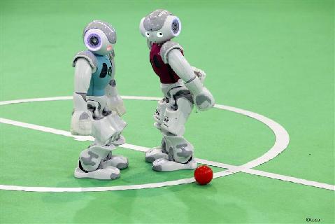 机器人世界杯 钢铁之躯展现足球天赋