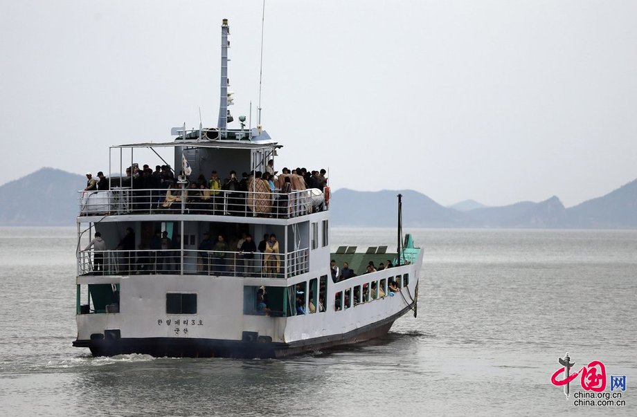 韩国沉船事故致6人遇难 仍有约290人失踪[组图]
