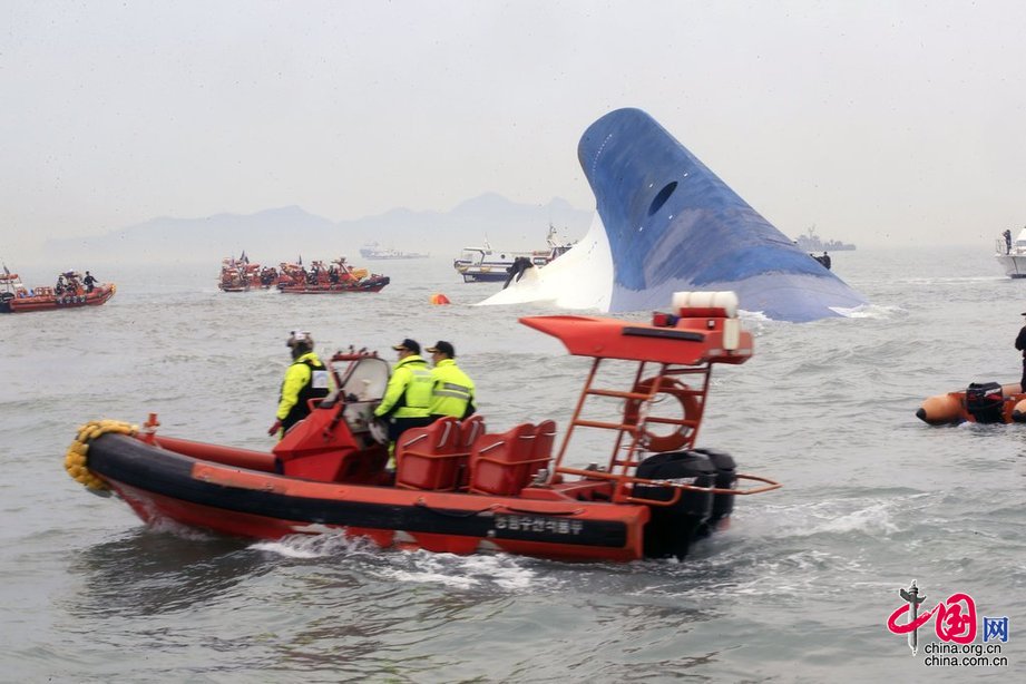 韩国沉船事故致6人遇难 仍有约290人失踪[组图]