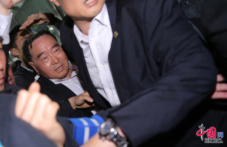 南韓總理慰問沉沒客輪家屬遭潑水[組圖]