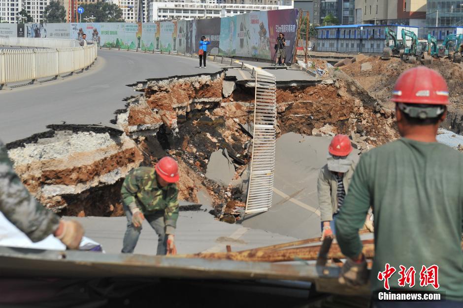 昆明城區一道路發生路面地基塌陷