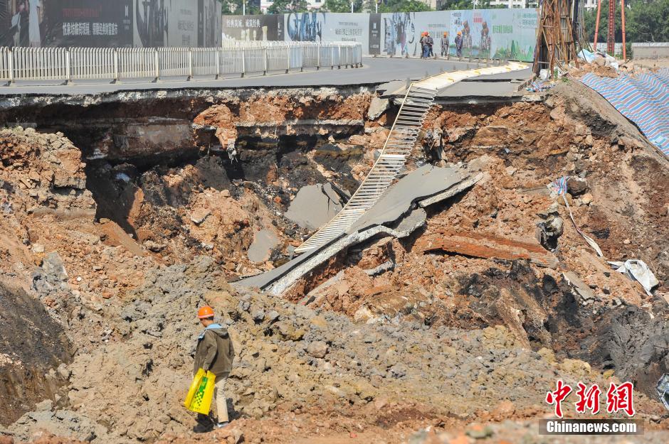 昆明城區一道路發生路面地基塌陷