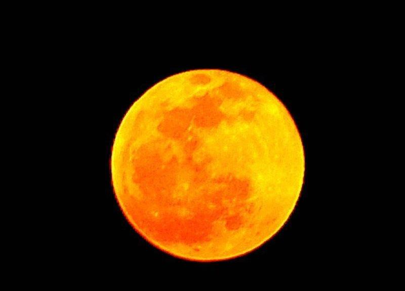 “血月”景观现重庆夜空