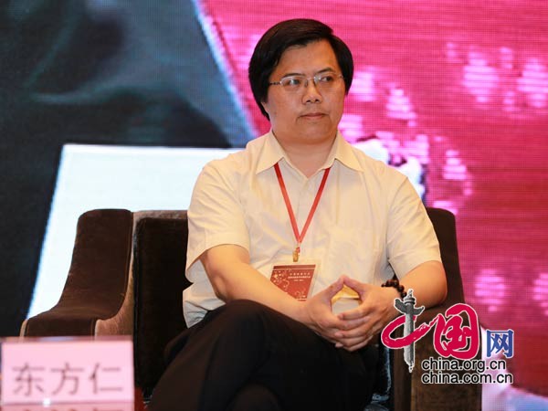 中国家居行业“品牌与服务”评价揭晓会暨高峰论坛召开，举行“圆桌对话：移动互联网大数据时代，家居行业的机遇与出路”，图为中国城市战略研究中心秘书长东方仁参与圆桌对话。 中国网 焦梦拍摄