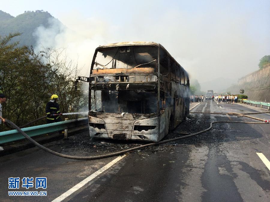 蘭海高速桐梓境內大客車發生自燃 59名乘客成功撤離