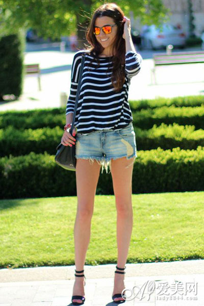 <em>T恤+牛仔短裤</em> 娇小<em>女生</em>的显高穿搭利器(图)_生