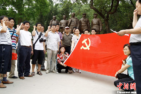 首页 视频中国 首页展示     数据显示,2013年全国红色旅游景区景点