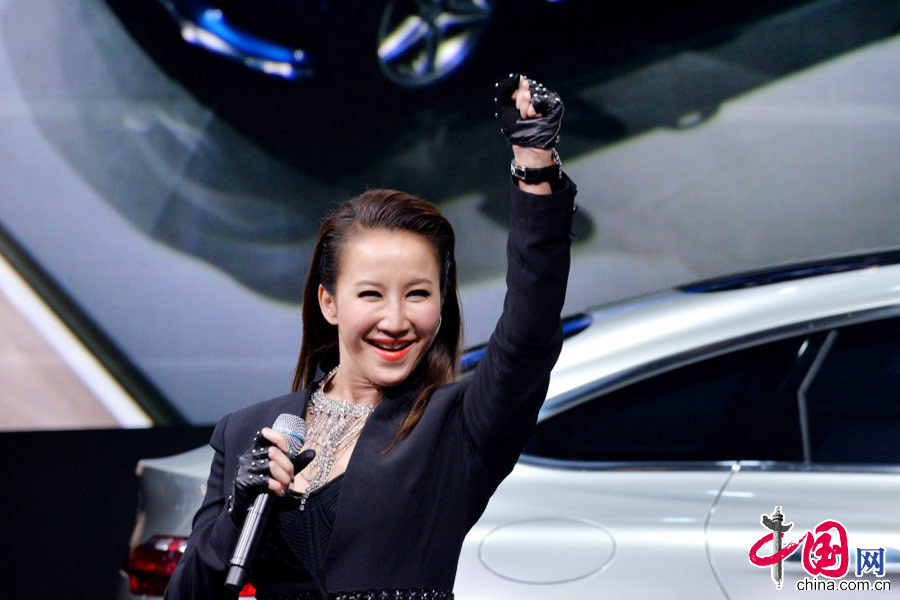 4月20日，李玟在北京国际汽车展览会上激情献唱。 中国网图片库 郝群英摄影