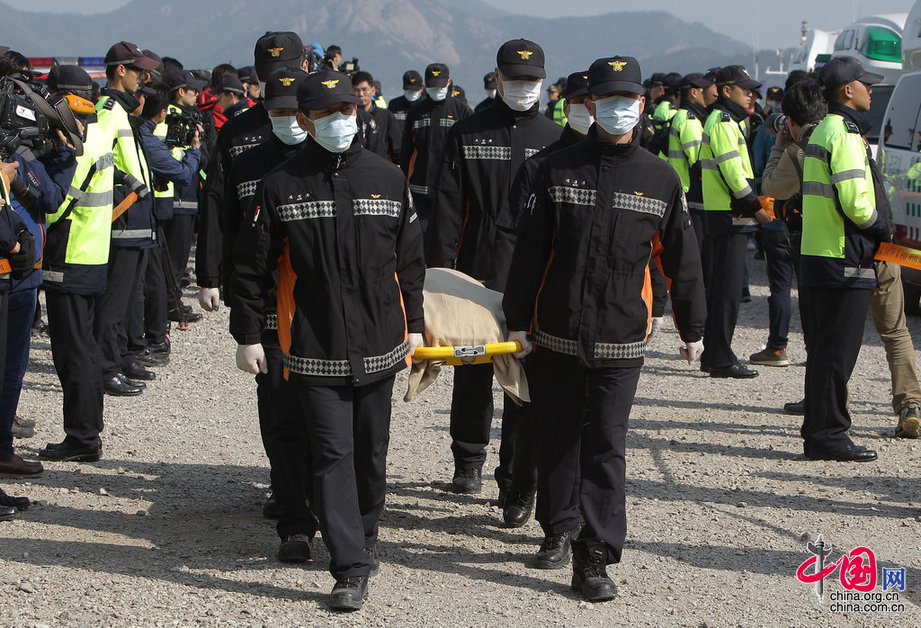 南韓客輪沉沒事故已致60余死 仍有２４４人下落不明[組圖]
