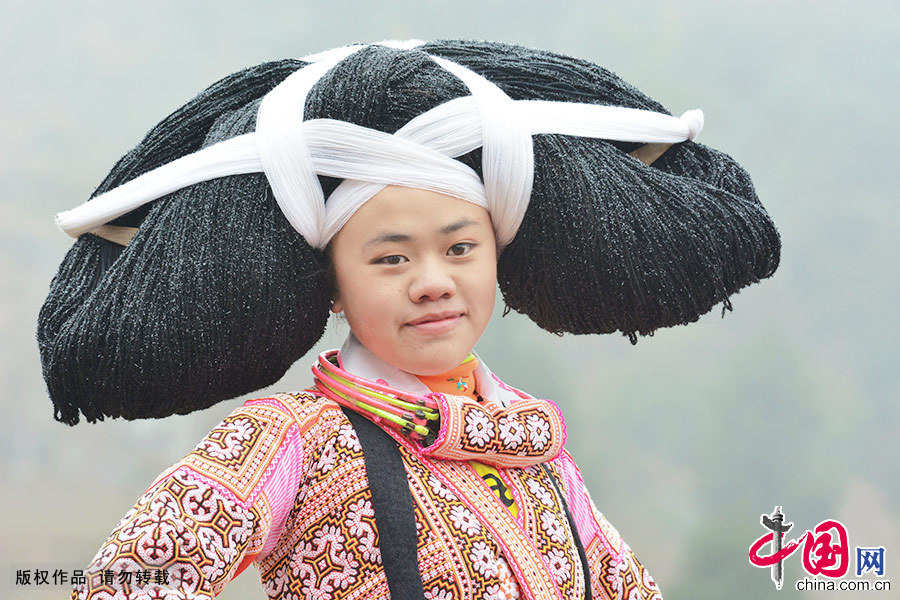 梭戛苗族人的历史写在头发上，巨大的头饰和漂亮的服饰，是梭戛长角苗族的主要特征。中国网图片库 郑跃芳/摄