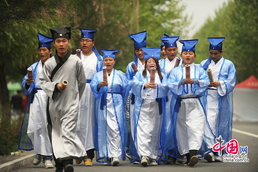 安徽亳州：大學(xué)生誦讀國(guó)學(xué)經(jīng)典 迎世界讀書(shū)日