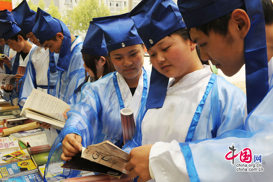 安徽亳州：大學生誦讀國學經(jīng)典 迎世界讀書日