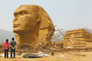 “狮身人面像”现身石家庄山前大道：忒逼真