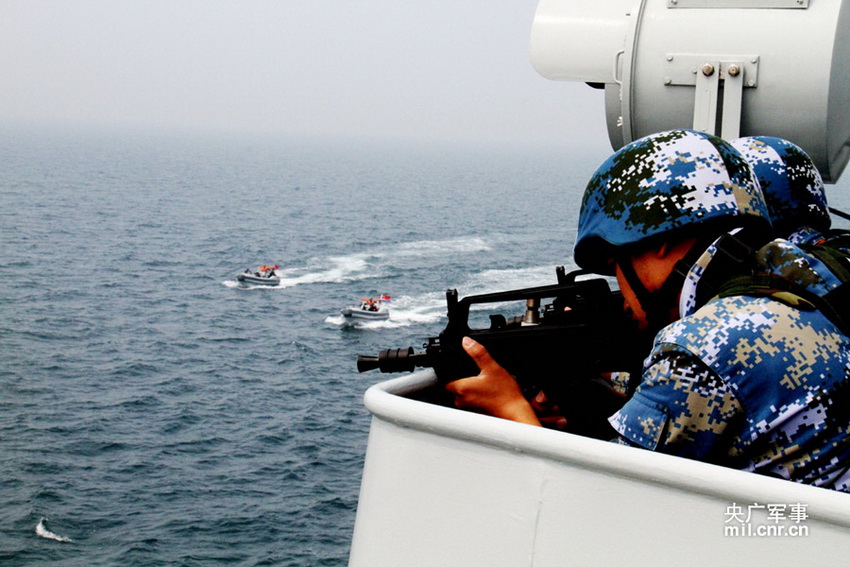 4月23日上午，在青島東南海域演習海區航渡，標誌著代號為“海上合作—2014”的中國人民解放軍海軍成立日多國海上聯合演習拉開序幕。記者彭洪霞攝