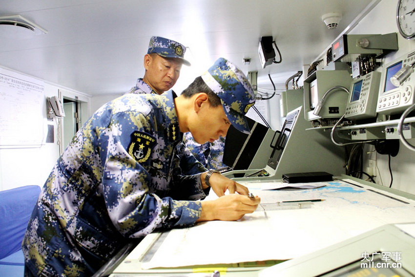 中国海军参演官兵进行演练作业。 记者彭洪霞摄