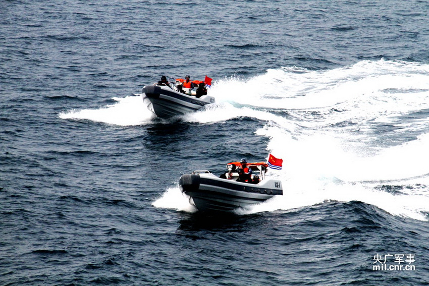 中國海軍艦載小艇歸艦。 記者 彭洪霞攝