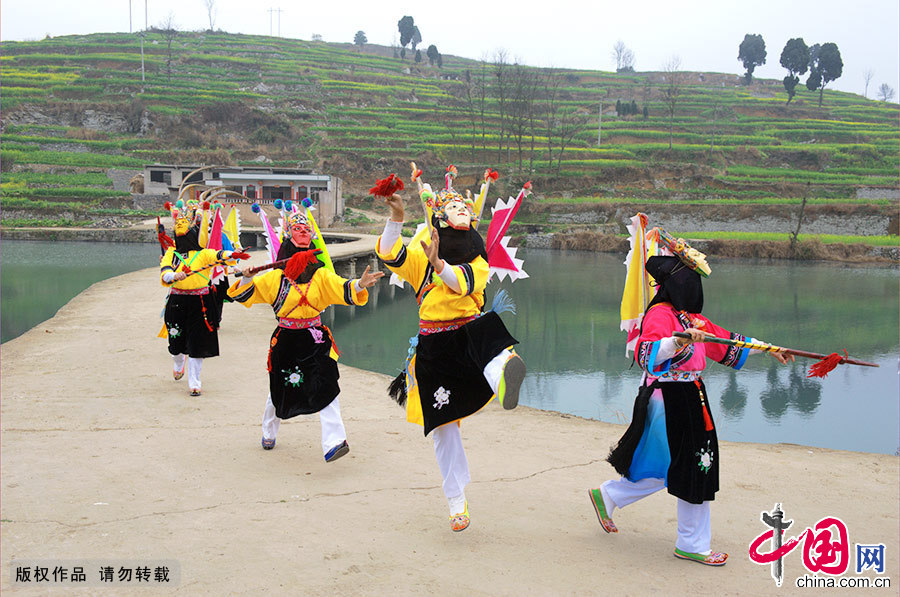 在贵州安顺九溪村，有一班农家女性维系着600多年历史的明代傩戏。