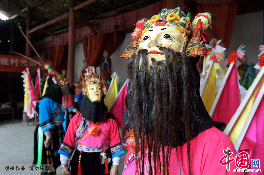 戴上面具，队员们便由普通的农家妇女“变身”成中国古代传奇人物，演绎着英雄的铿锵战歌。