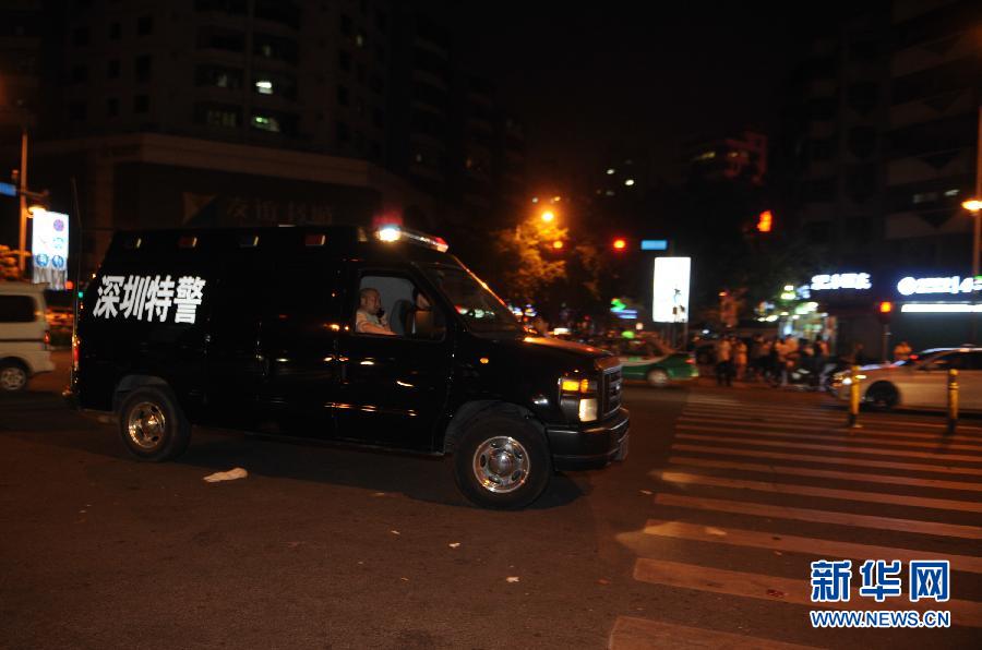 深圳一男子砍人后劫持两人质 和警方对峙两小时后被制服