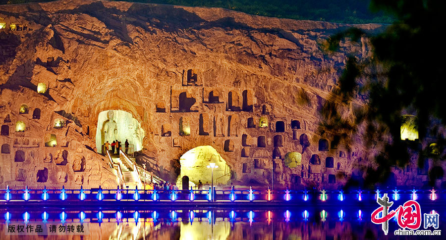 門石窟是中國石刻藝術寶庫之一，位於洛陽市南郊伊河兩岸的龍門山與香山上。