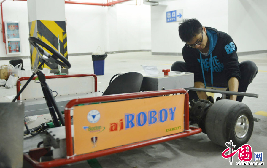 浙大学生造中国首辆电动卡丁车参加国际大赛[