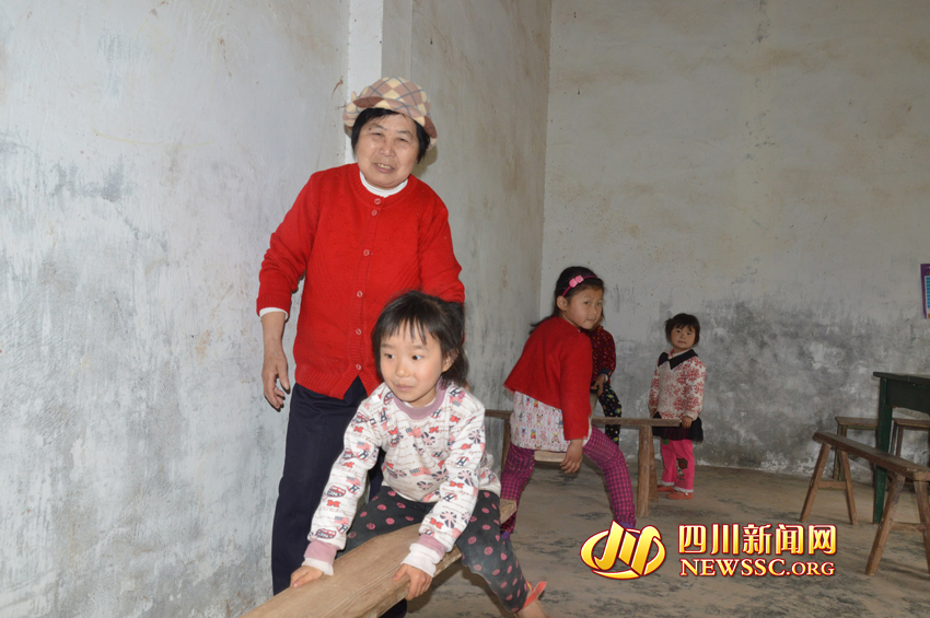 儀隴73歲山村女老師：和孩子在一起從不累 堅持到80歲[組圖]