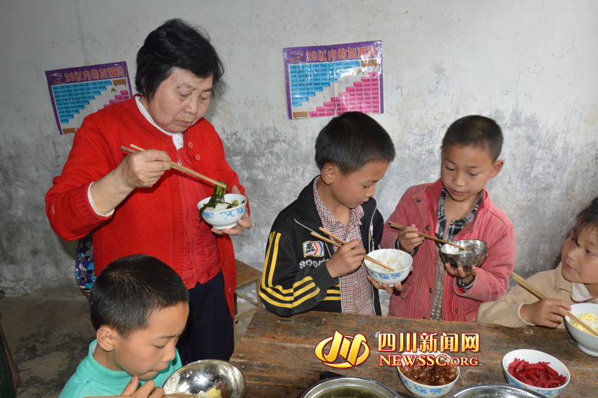 儀隴73歲山村女老師：和孩子在一起從不累 堅持到80歲[組圖]