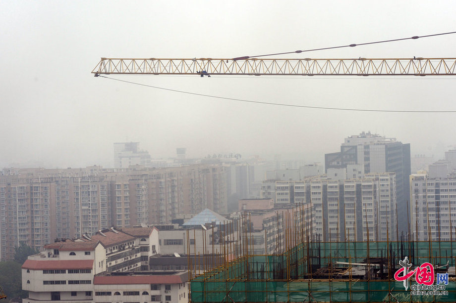北京：男子爬塔吊一待3天 自备饮食不提具体诉求[组图]
