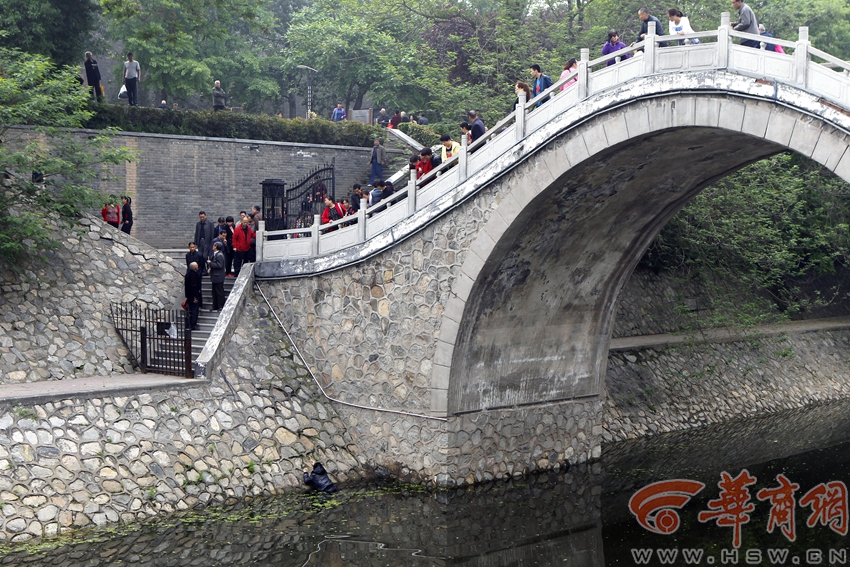 小伙翻护栏不慎坠入护城河 市民'手拉手'将其救出[组图]