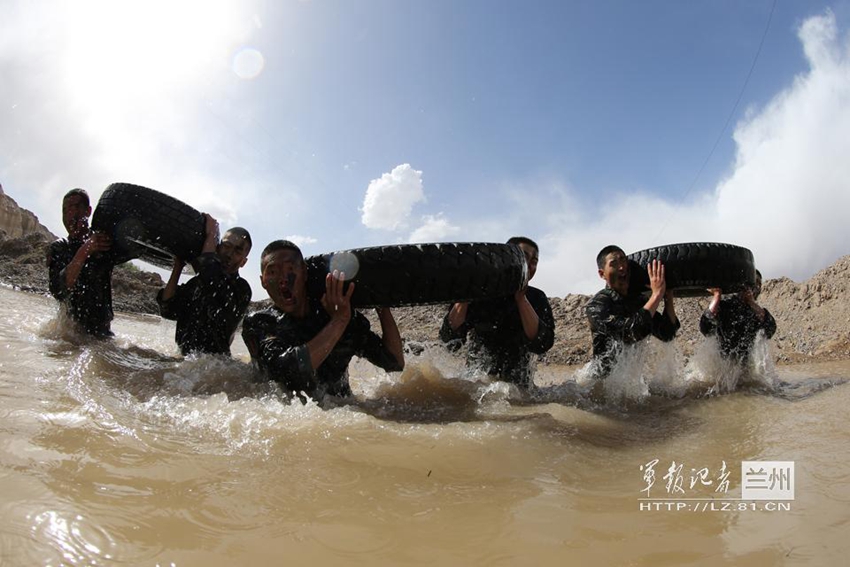 泥水中錘鍊官兵極限體能。