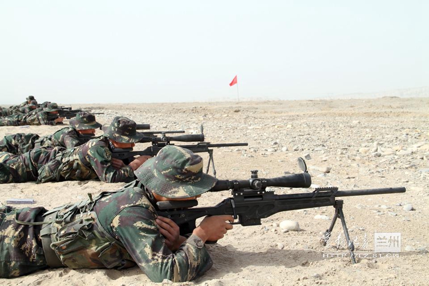 圖為狙擊手使用新型狙擊步槍據槍練習。