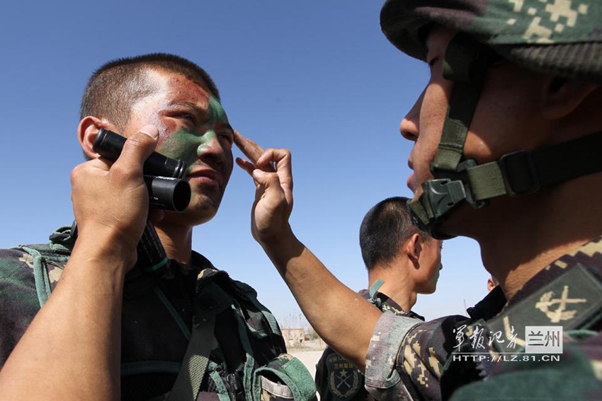 軍方曝新疆軍區精銳特戰部隊 單兵武器很強悍。