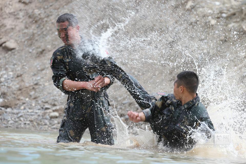 水中官兵練習格鬥技巧。