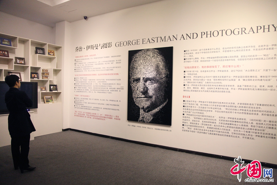  4月25日，一名参观者在“摄影改变世界”——美国乔治·伊斯曼国际摄影和电影博物馆影像收藏展及乔治·伊斯曼生平展上欣赏展出的摄影作品。 中国网记者 李佳摄影